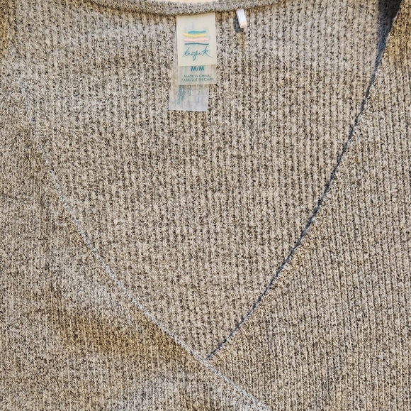 Two piece, buttery material, Grey lounge wear, size medium - Picture 4 of 8